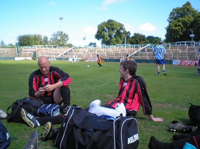 Bob and Paul.JPG - Bob and Paul exchange phone numbers